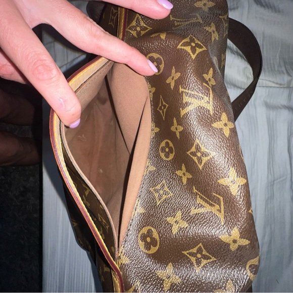 Louis Vuitton
Abbesses Messenger Bag Monogram Canva - Picture 12 of 17